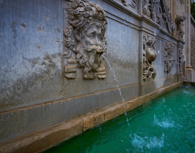 Fontana dell&#39;Alhambra Pilar de Carlos V Granada