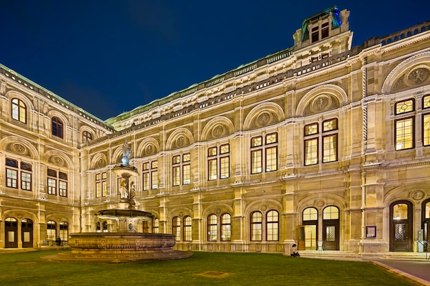 Fontana dell'Opera di Stato di Vienna di notte in Austria