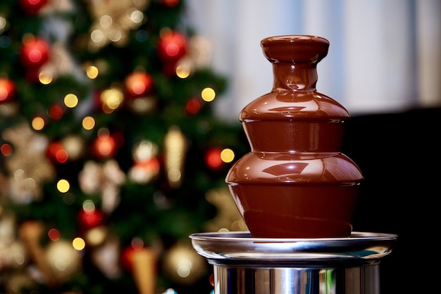 Fontana della cioccolata calda sul dell'albero di Natale.