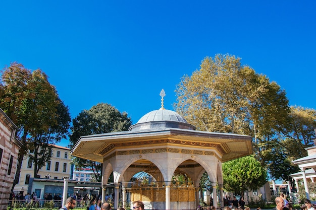Fontana di acqua potabile antica in stile ottomano turco