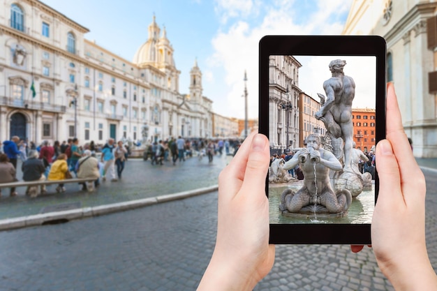 Fontana di fotografie turistiche in piazza Navona