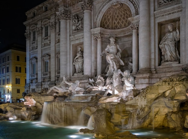 Fontana di fronte all'edificio