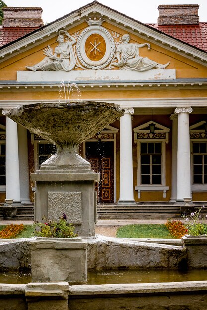 Fontana di fronte alla tenuta nel villaggio Samchyky della zona di Starokostyantynivsky, Ucraina. Costruire nello stile del classicismo