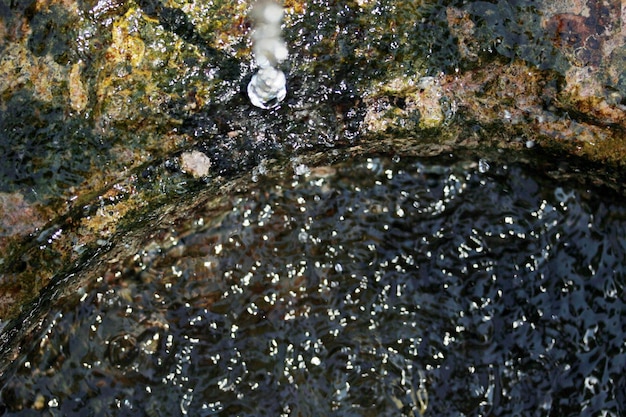 Fontana di montagna con acque fresche di montagna