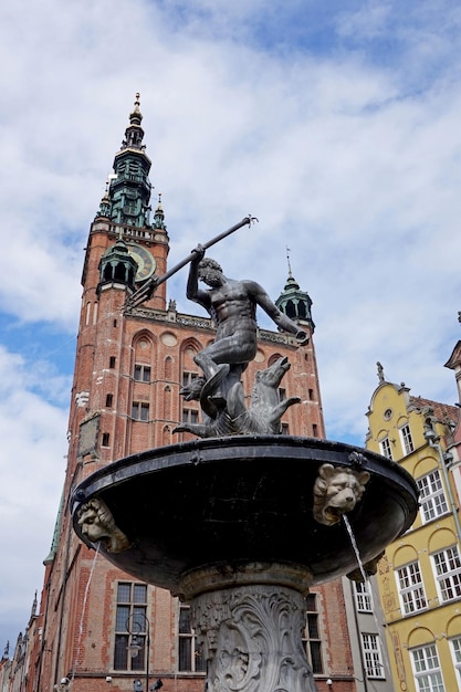 Fontana di Nettuno e municipio sulla città vecchia di Danzica in Polonia