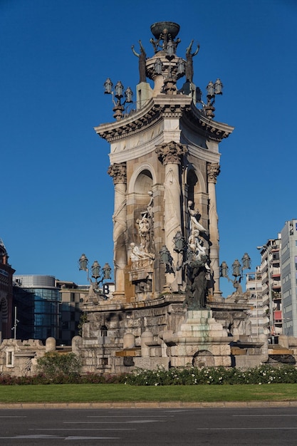 Fontana di Plaza de Espana con il Palazzo Nazionale sullo sfondo Barcellona Catalonia Spagna Europa