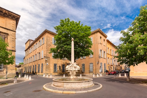 Fontana e piazza di Quatre-Dauphins nel cuore del quartiere Mazzarino, Aix-en-Provence, Provenza, Francia meridionale