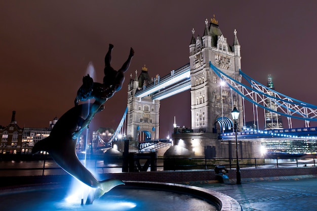 Fontana e ponte della torre illuminati