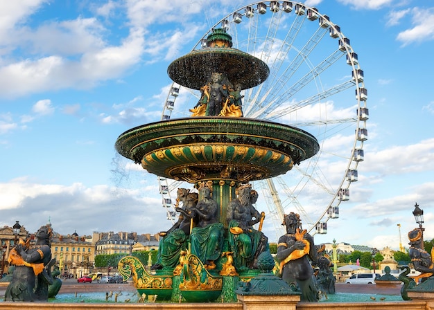 Fontana e ruota panoramica a Parigi in Place de la Concorde