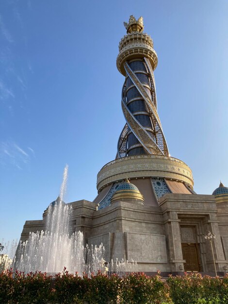 Fontana e torre su Piazza Indipendenza Dushanbe Tagikistan