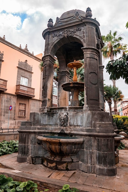 Fontana e vecchio edificio in plaza del espiritu santo a vegueta