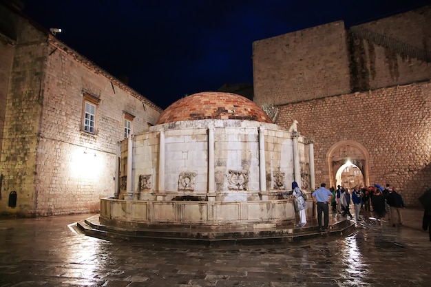 Fontana ebraica di notte nella città di Dubrovnik sul mare Adriatico in Croazia