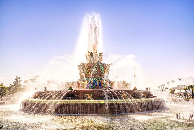 Fontana Fiore di pietra e getti d'acqua VDNKh Mosca