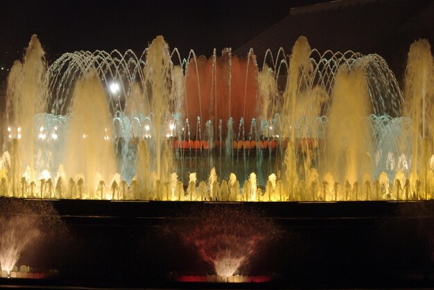 Fontana illuminata di notte