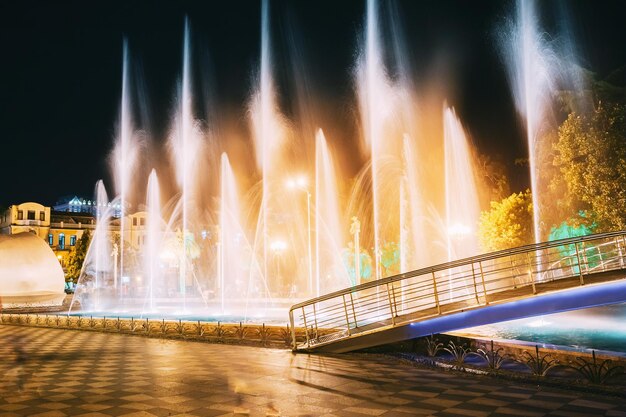 Fontana illuminata di notte