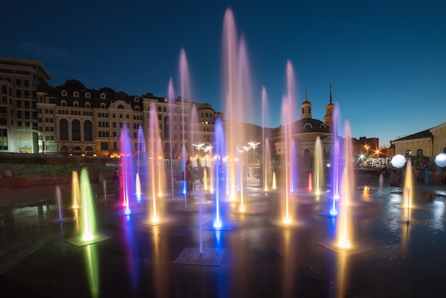 Fontana musicale con illuminazione colorata di notte con riflessione. Ucraina, Kiev. Sfondo turistico di intrattenimento di viaggio