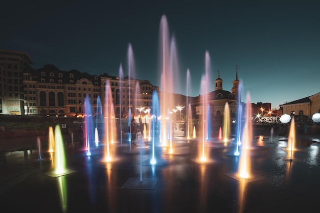 Fontana musicale con illuminazione colorata di notte con riflesso. Ucraina, Kiev. Sfondo turistico di intrattenimento di viaggio