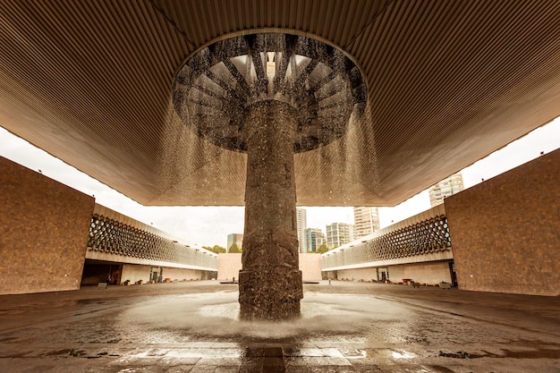 Fontana nel cortile del Museo Nazionale di Antropologia. Messico