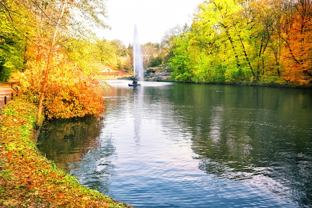 Fontana nel parco con alberi colorati