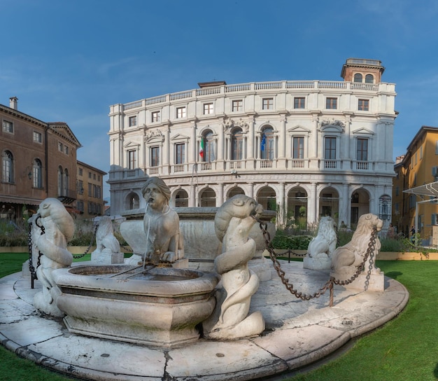 Fontana nella piazza vecchia con sullo sfondo la biblioteca di carrara bergamo