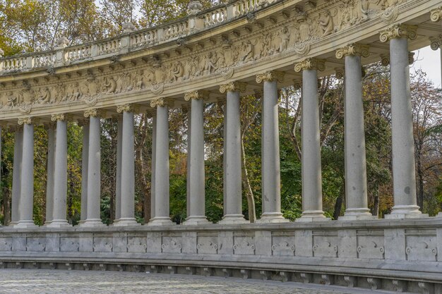 Fontane e giardini del royal jardin del retiro a madrid, spagna