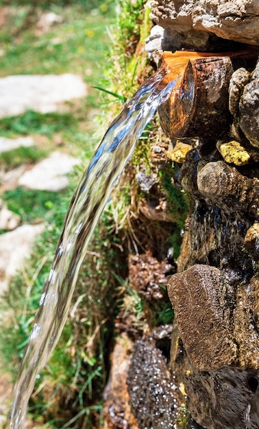 Fonte di acqua potabile nei Pirenei, Spagna