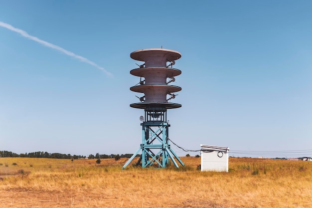 Fonte di energia rinnovabile Mulino a vento contro il cielo blu Energia elettrica ecofriendly Mulini a vento per la produzione di energia elettrica rinnovabile