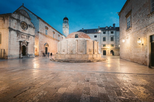 Fonte Onofrios in città al crepuscolo