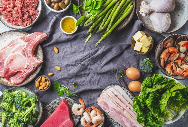 Fonti di carboidrati e grassi di proteine vegetariane e animali Dieta a basso contenuto di carboidratti e chetogenica Sfondamento alimentare sano con spazio per la copia