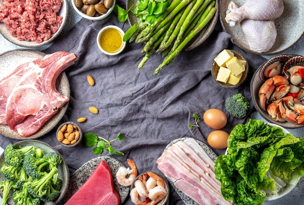 Fonti di carboidrati e grassi di proteine vegetariane e animali Dieta a basso contenuto di carboidratti e chetogenica Sfondamento alimentare sano con spazio per la copia