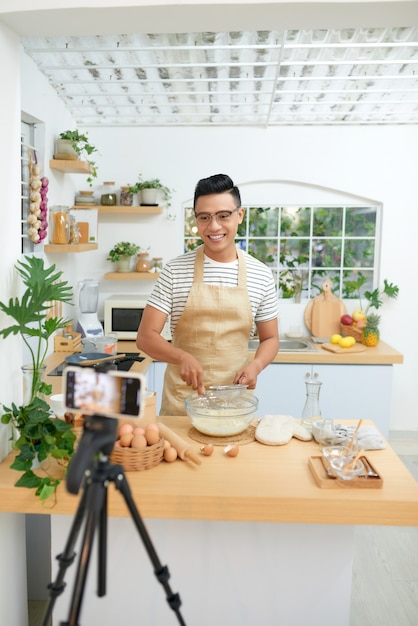 Food blogger che registra video sul suo posto di lavoro