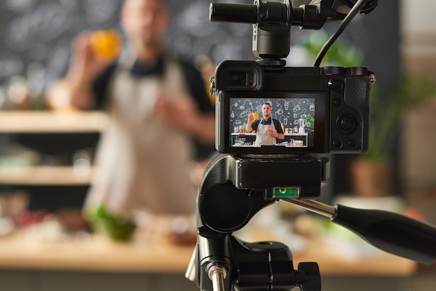 Food blogger riprende il suo blog sulle ricette di cucina con una fotocamera professionale