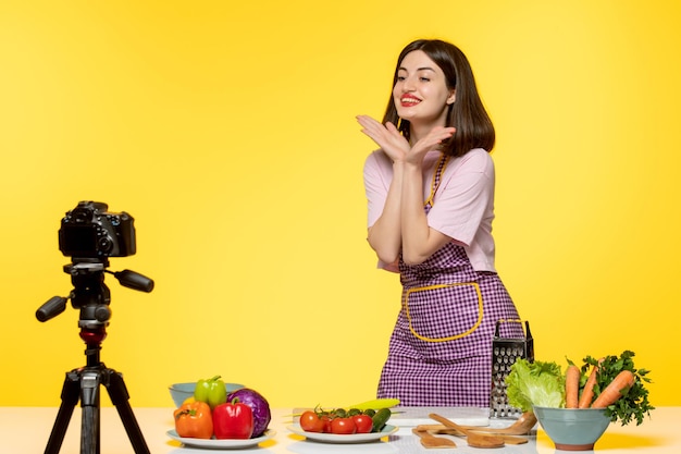 Food blogger sano fitness chef che registra video per i social media sorridenti