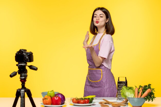 Food blogger simpatico cuoco di fitness che registra video per i social media che inviano baci