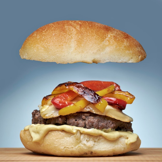 FOOD cheeseburger con maionese e peperoni grigliati