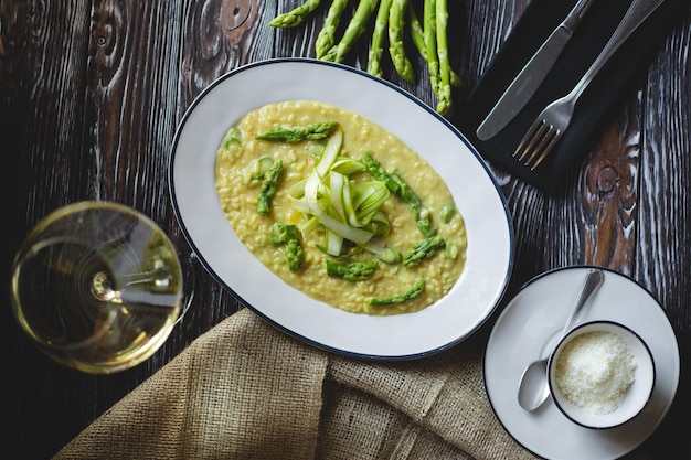 Food photo Risotto con asparagi freschi Cibo sano