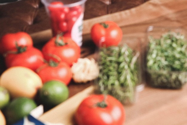 Food Styling Verdure fresche, farina e spezie sul tavolo, cucinare.