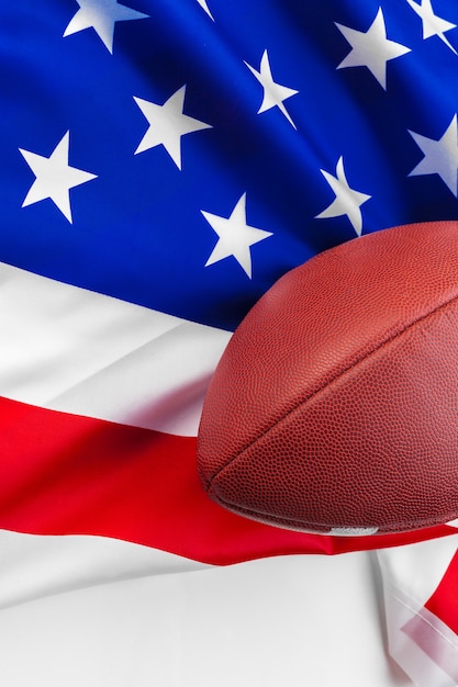 Football americano sulla vecchia bandiera americana gloria