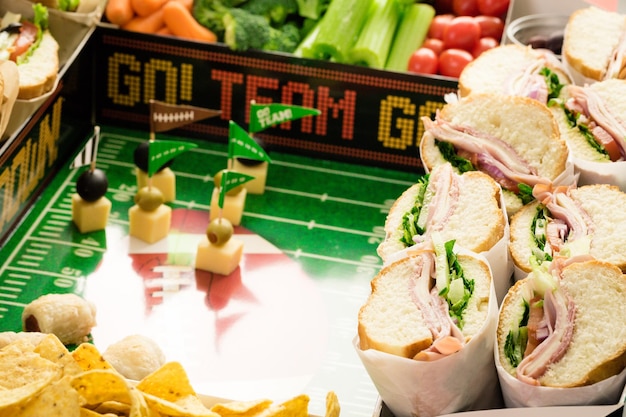 Football Snack Stadium pieno di panini, verdure e patatine.