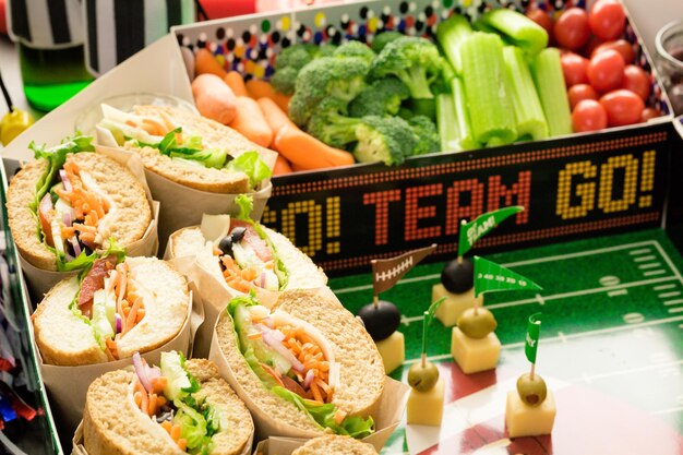 Football Snack Stadium pieno di panini, verdure e patatine.