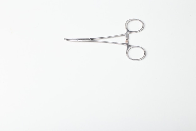 Forbici chirurgiche in acciaio inossidabile utilizzate per tagliare suture e tessuti biologici durante gli interventi chirurgici