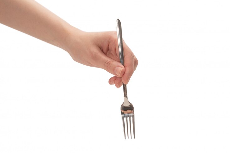 Forcella in mano della donna isolata su bianco.