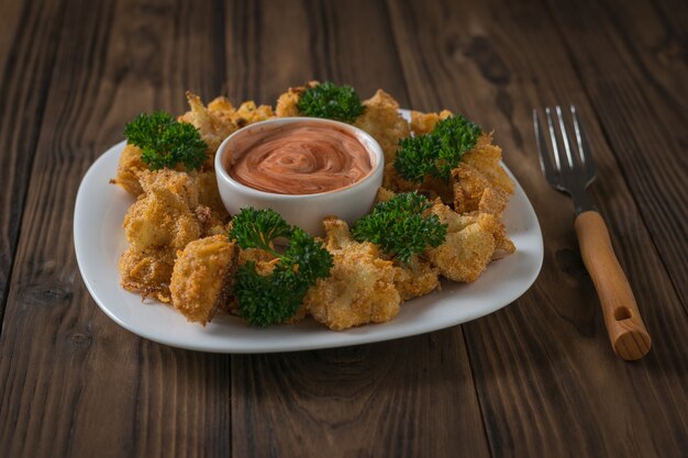 Forchetta accanto a un piatto di cavolfiore e salsa al forno. Antipasto vegetariano di cavolfiore.