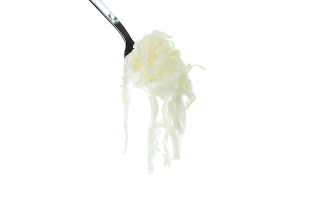 Forchetta con crauti isolati su sfondo bianco