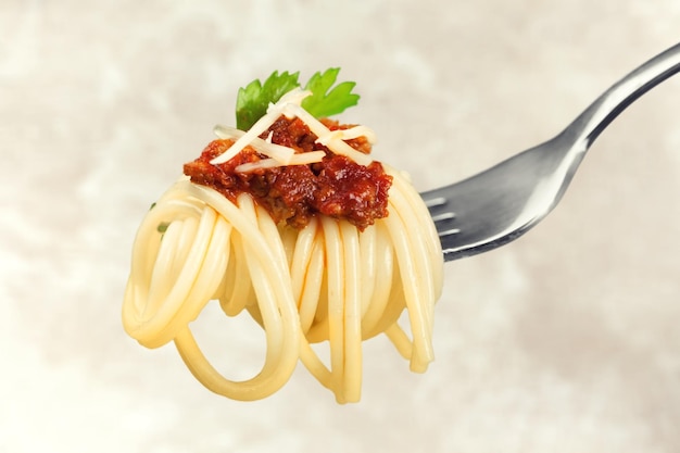 Forchetta con solo spaghetti intorno su sfondo