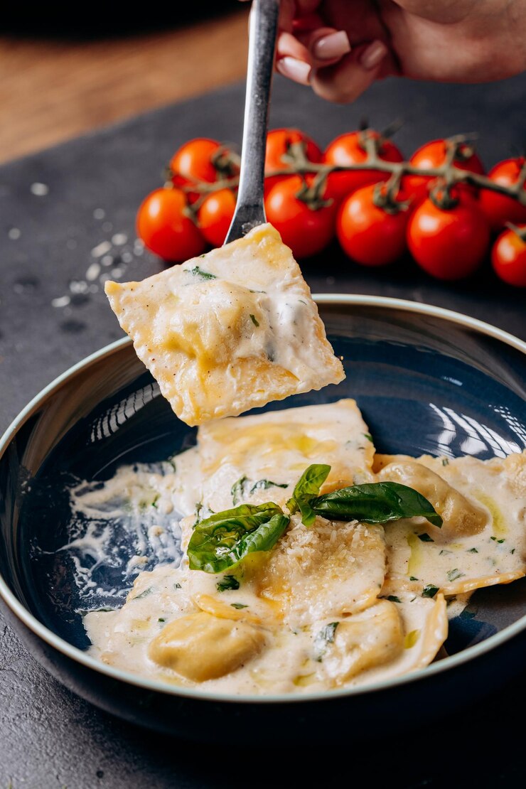 Forchetta di sollevamento ravioli di basilico cremoso un piatto gourmet italiano perfetto per la fotografia alimentare elegante