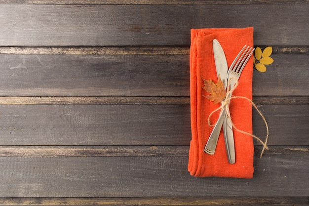 Forchetta e coltello su un tovagliolo arancione