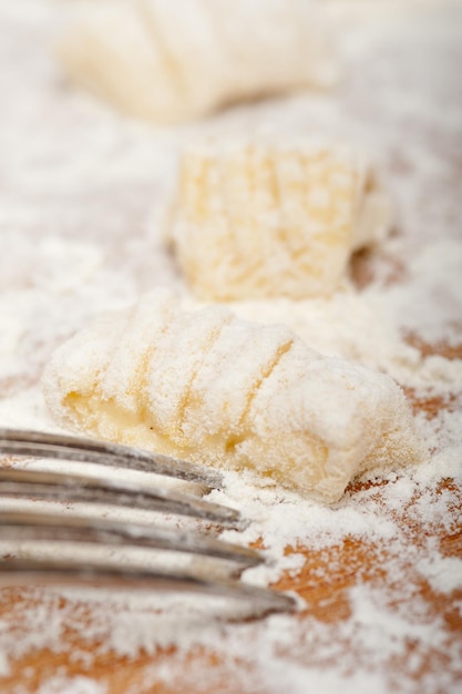 Forchetta e pasta su una tavola disordinata