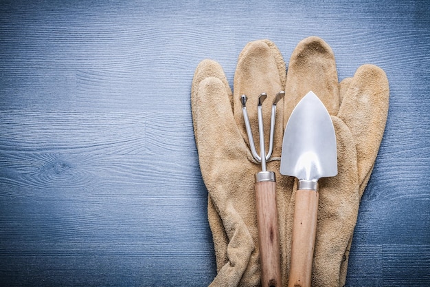 Forchetta e vanga da giardino sul guanto da lavoro