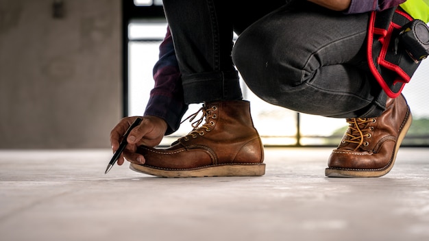 Foreman ispeziona il pavimento